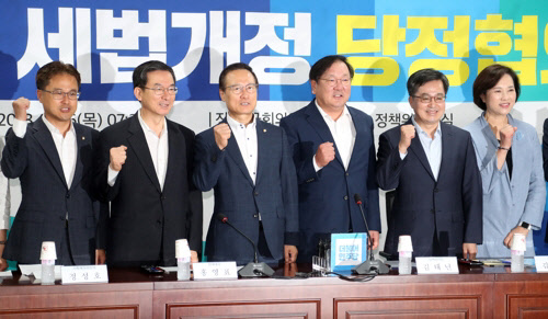 26일 국회 의원회관에서 열린 2018 세법개정 당정협의에서 더불어민주당 홍영표 원내대표(왼쪽 세번째), 김태년 정책위의장(왼쪽 네번째)과 김동연 경제부총리 겸 기획재정부 장관(오른쪽 두번째) 등 참석자들이 기념촬영을 하고 있다.  연합뉴스